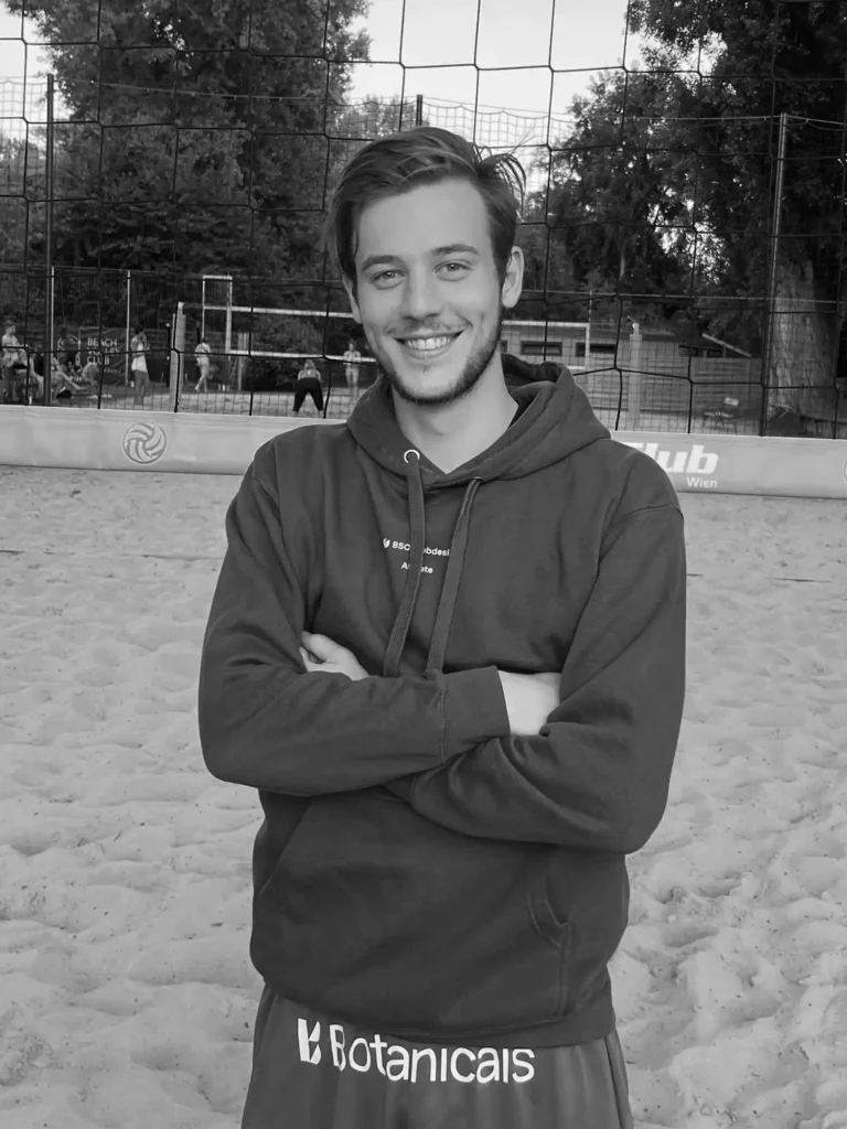 BSC Webdesign Athlete Oleksandr Fedorenko in schwarz-weißem Foto auf dem Beachvolleyballfeld.