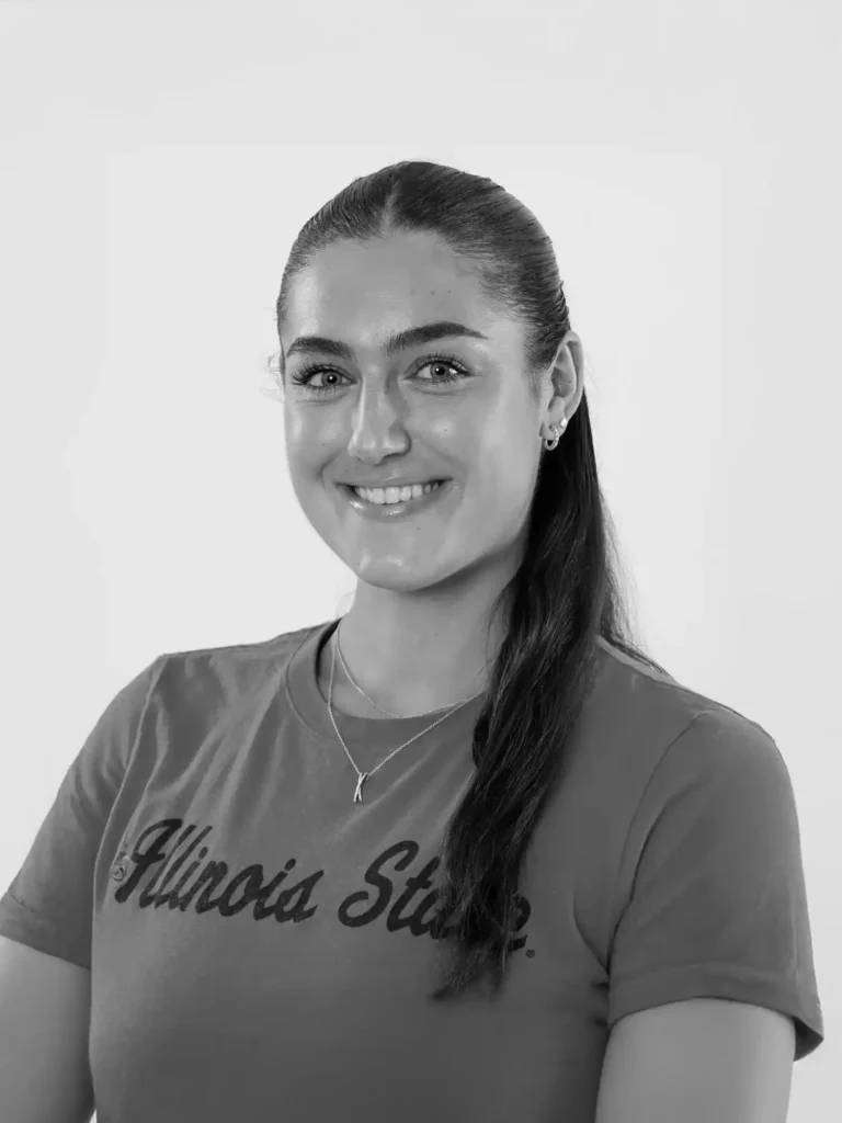 BSC Webdesign Athlete Tijana Zlatanovic im schwarz-weißen Portrait mit Illinois State T-Shirt.