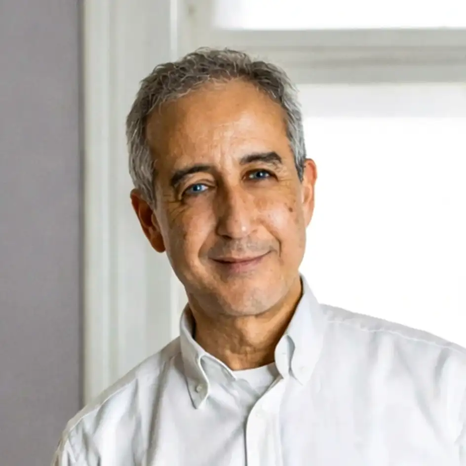 Dr. Lukas Karamat