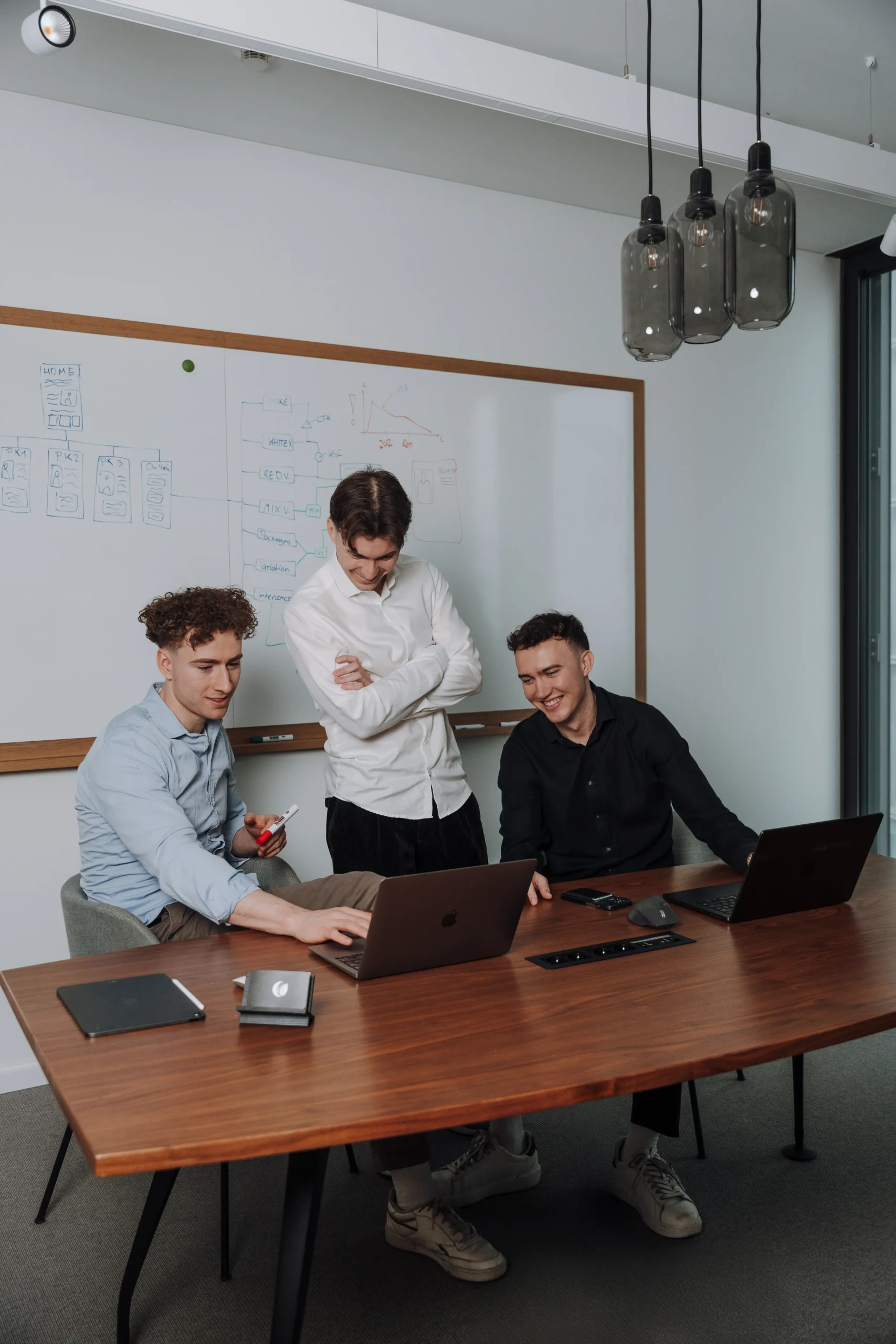 Tobias, Paul und Aaron von BSC Webdesign im Büro